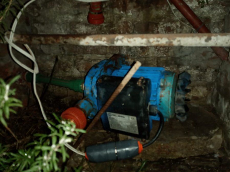 Bomba de agua que intentó robar el delincuente reducido por los vecinos.