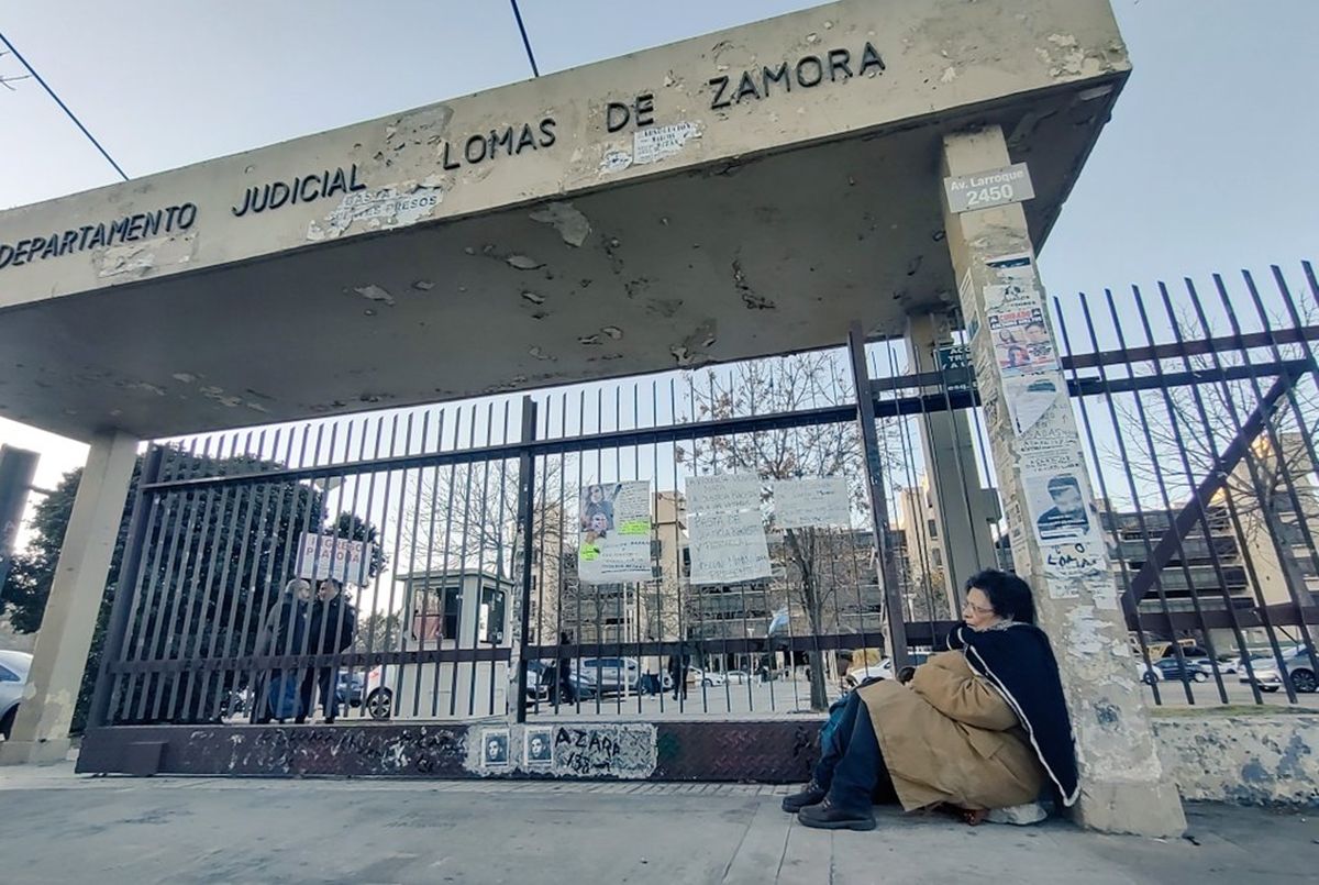 Silvia Pérez Vilor, madre de Anahí Benítez, se había encadenado a la puerta de los Tribunales de Lomas de Zamora.