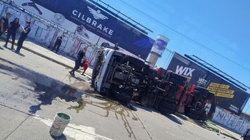 Un camión atmosférico volcó en Puente La Noria