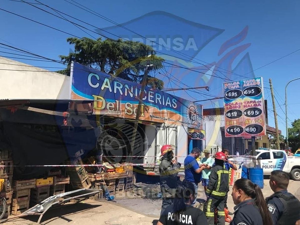 Burzaco: un camión chocó contra una carnicería