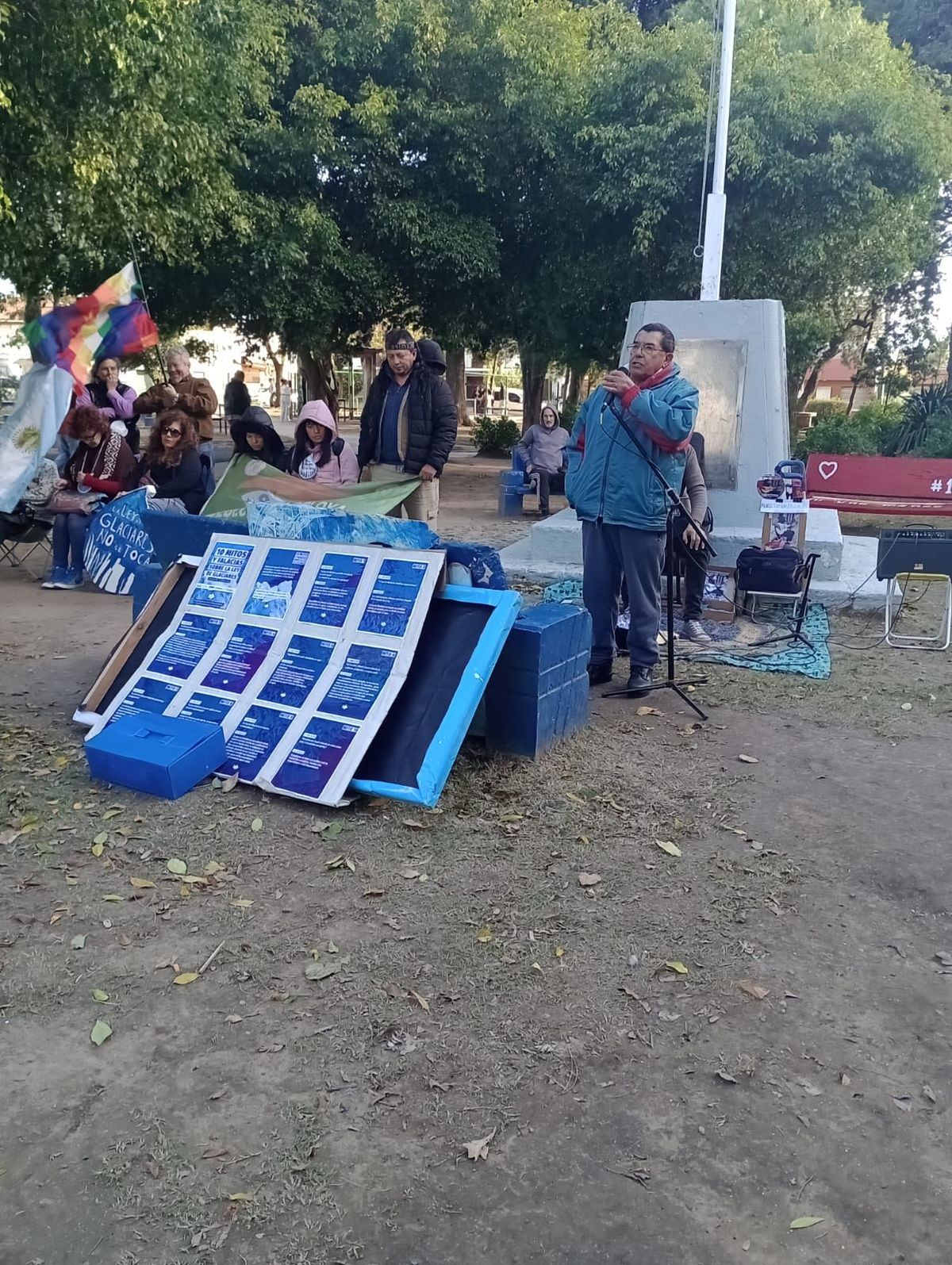 Vecinos participaron de la jornada en Plaza Colón de Temperley para informarse sobre la reforma de la Ley de Glaciares y sus posibles impactos.