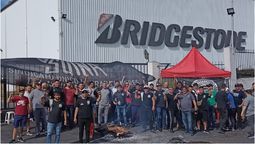 Por el conflicto con SUTNA, Bridgestone dejará de producir neumáticos en el país.