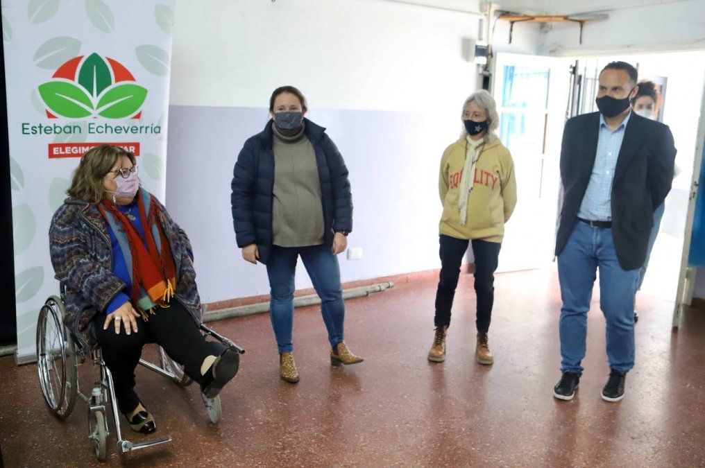 Canning: Entrega de anteojos a estudiantes de Esteban Echeverría