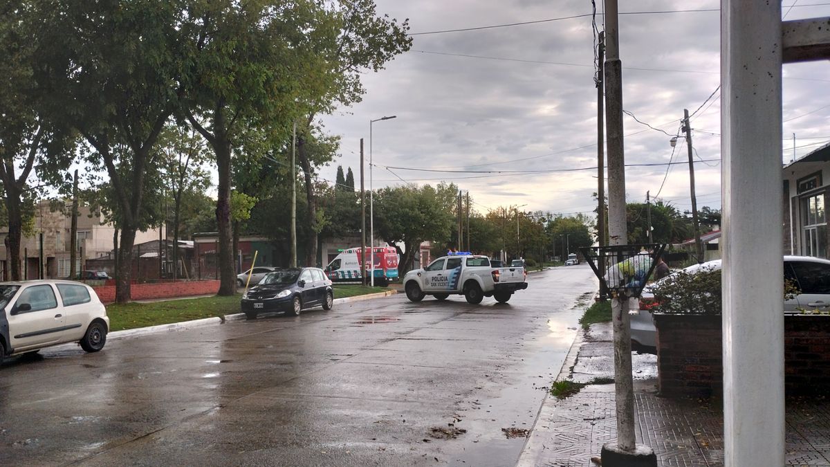 El motociclista fue asistido en el lugar y trasladado en ambulancia al Hospital de San Vicente.