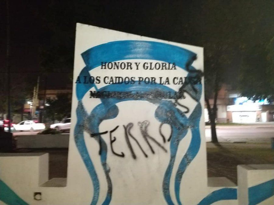 Al igual que el mes pasado, pintaron la palabra 