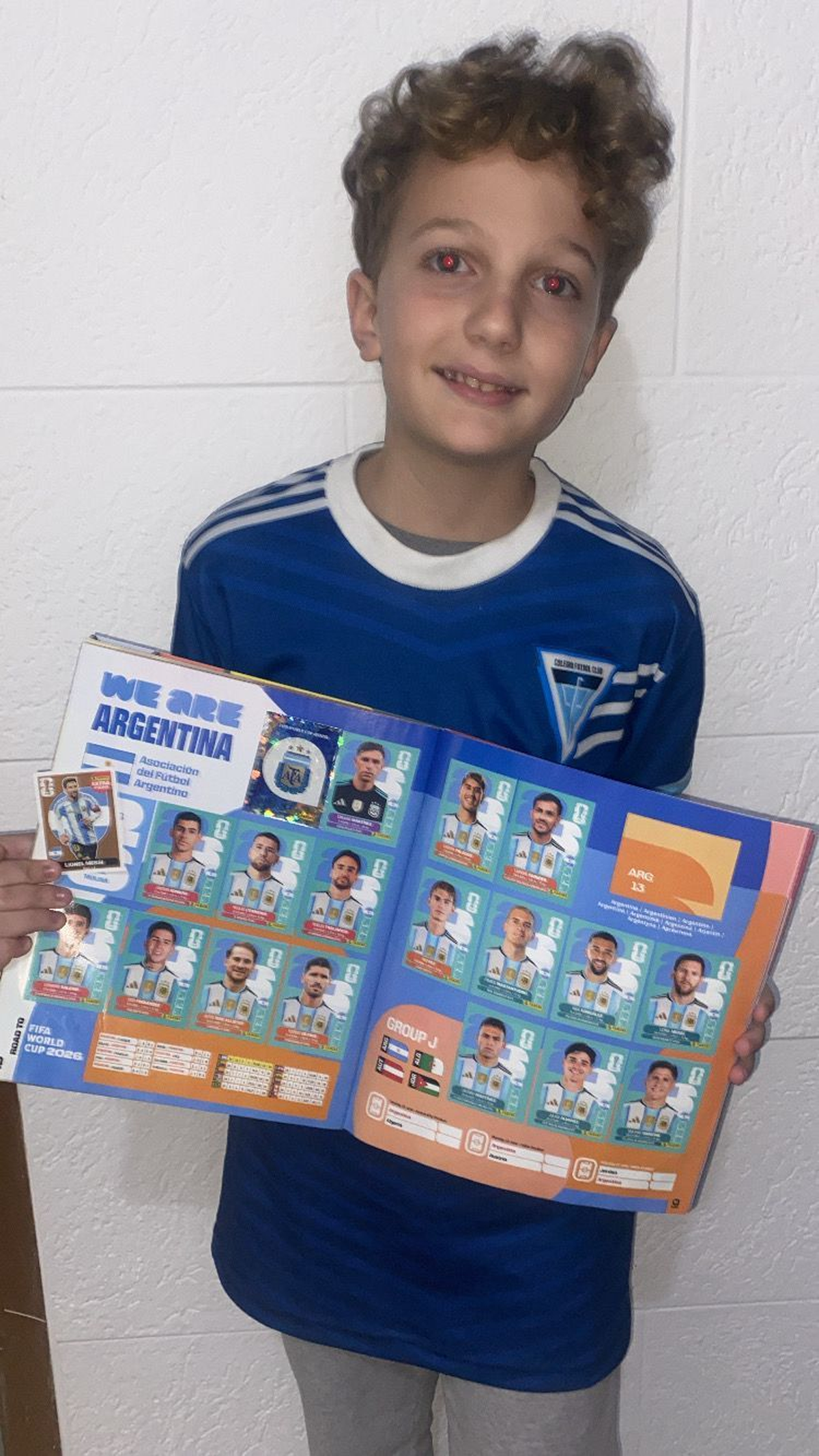 Pola, de la 2015 del Cole, con la página completa de Argentina y Messi dorado. Pola, de la 2015 del Cole, con la página completa de Argentina y Messi dorado.