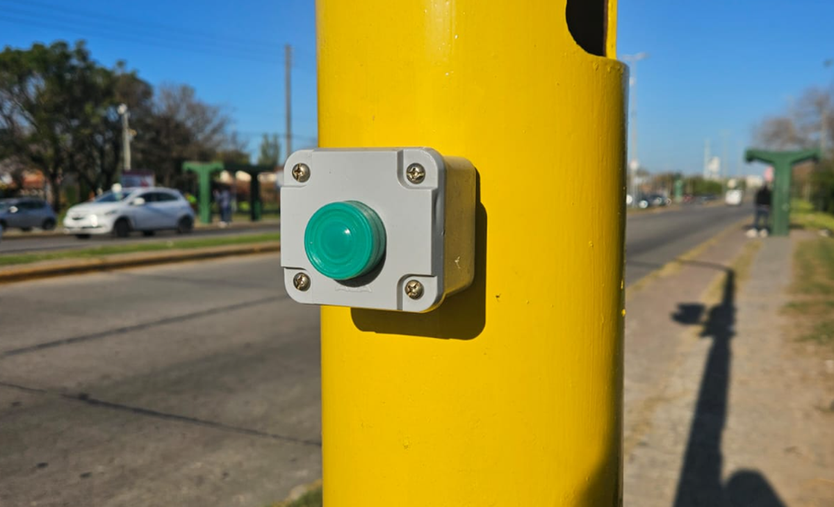 Los peatones deben apretar el botón verde para cruzar la Ruta 205.