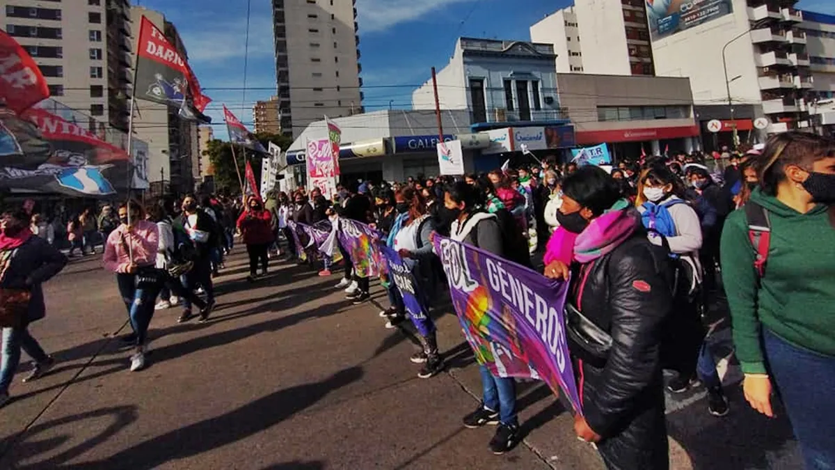 Una marcha realizada en Lomas en protesta por los femicidios en la región. 