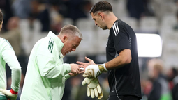 dibu martinez revelo que jugo la final de la europa league con un dedo roto