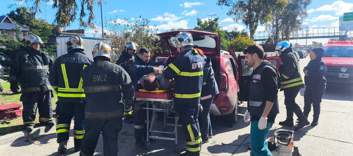 La conductora de la camioneta fue trasladada al Hospital Gandulfo tras sufrir heridas en el choque.