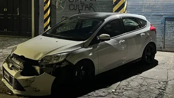 Chocó un auto estacionado en Banfield, escapó y quedó filmado por cámaras