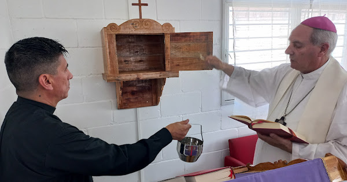 El obispo de la diócesis de Lomas de Zamora, monseñor Jorge Lugones SJ, se acercó al nuevo espacio para bendecirlo. 