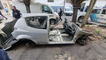 Detuvieron a dos delincuentes por un desarmadero ilegal en Lanús: desguazaban los autos en la calle