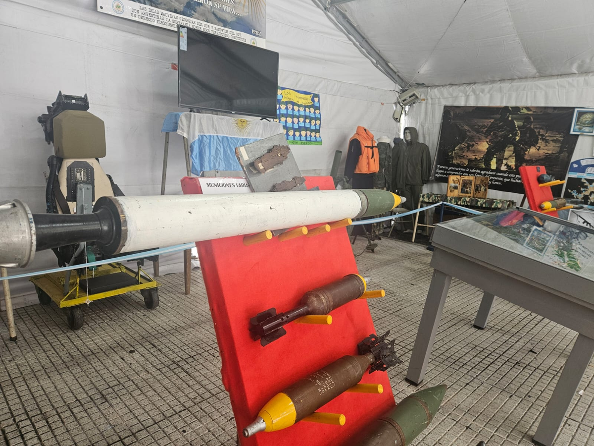 El interior de la carpa, ubicada frente a la estaci&oacute;n de Monte Grande.