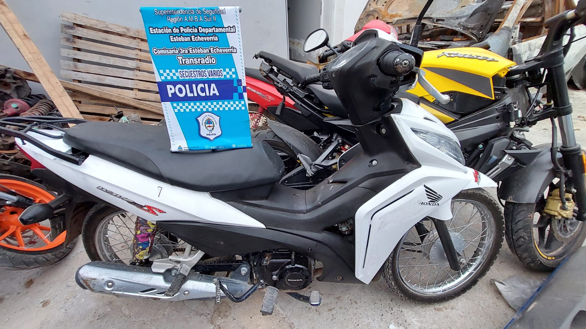 Los efectivos policiales secuestraron 3 motos y un auto en Esteban Echeverría.