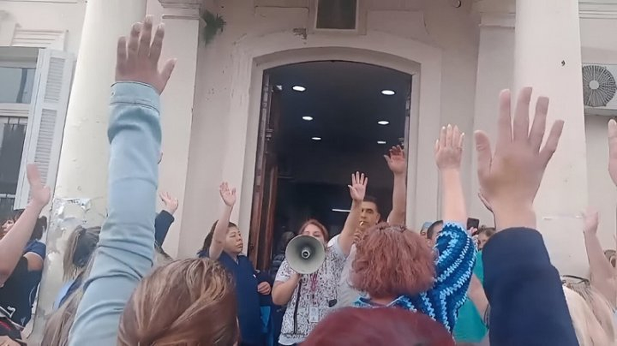 Asamblea de los trabajadores del Hospital Gandulfo en Lomas de Zamora. 