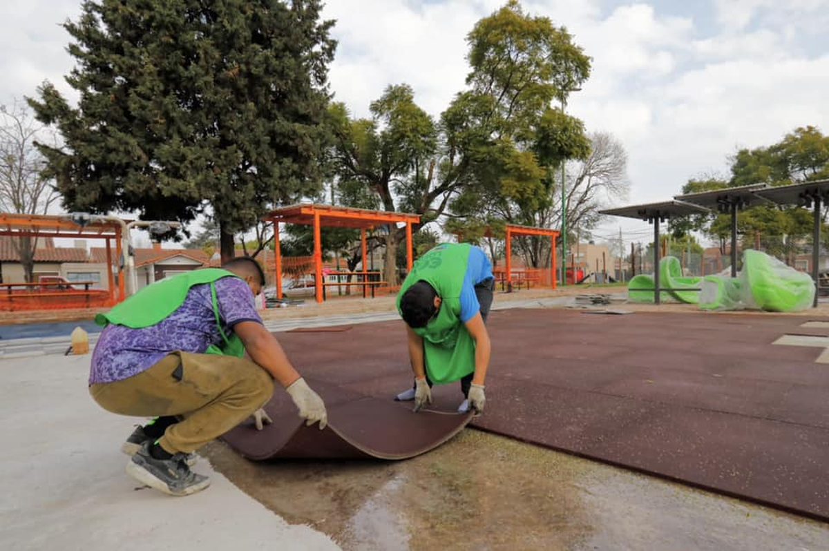 La obra se lleva adelante en la plaza 17 de Agosto, en Centenario, Lomas de Zamora. 