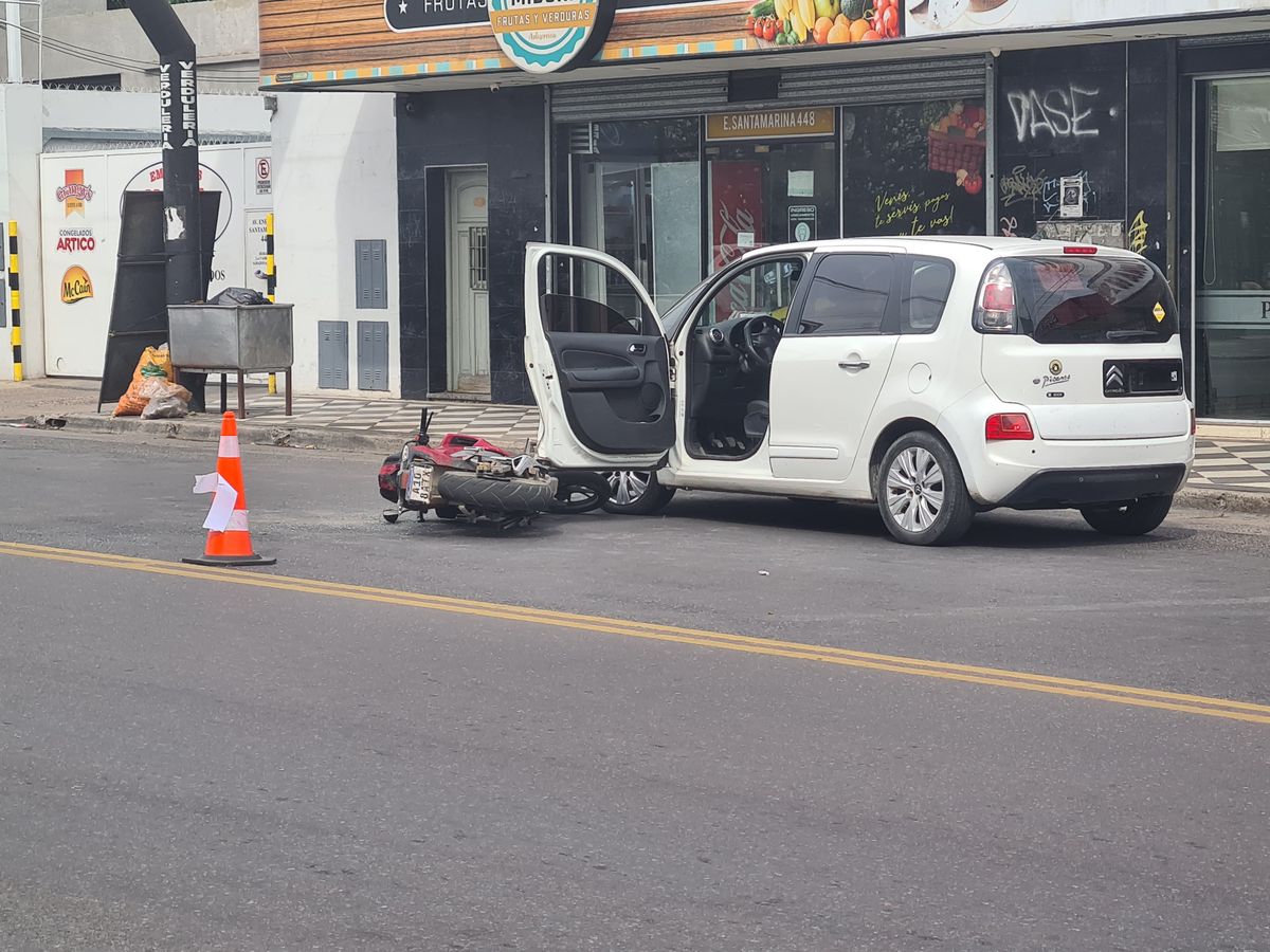 Accidente en la avenida Enrique Santamarina al 400, en la localidad de Monte Grande.