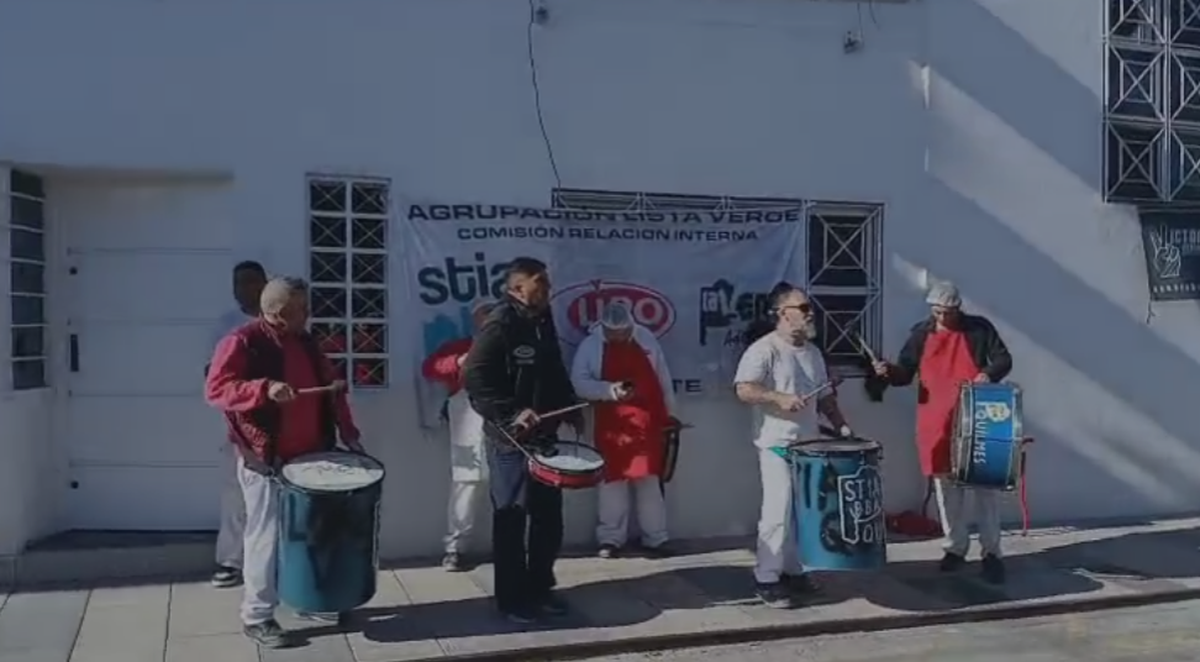 El reclamo lo realizan los trabajadores de la f&aacute;brica de Lan&uacute;s desde esta ma&ntilde;ana.