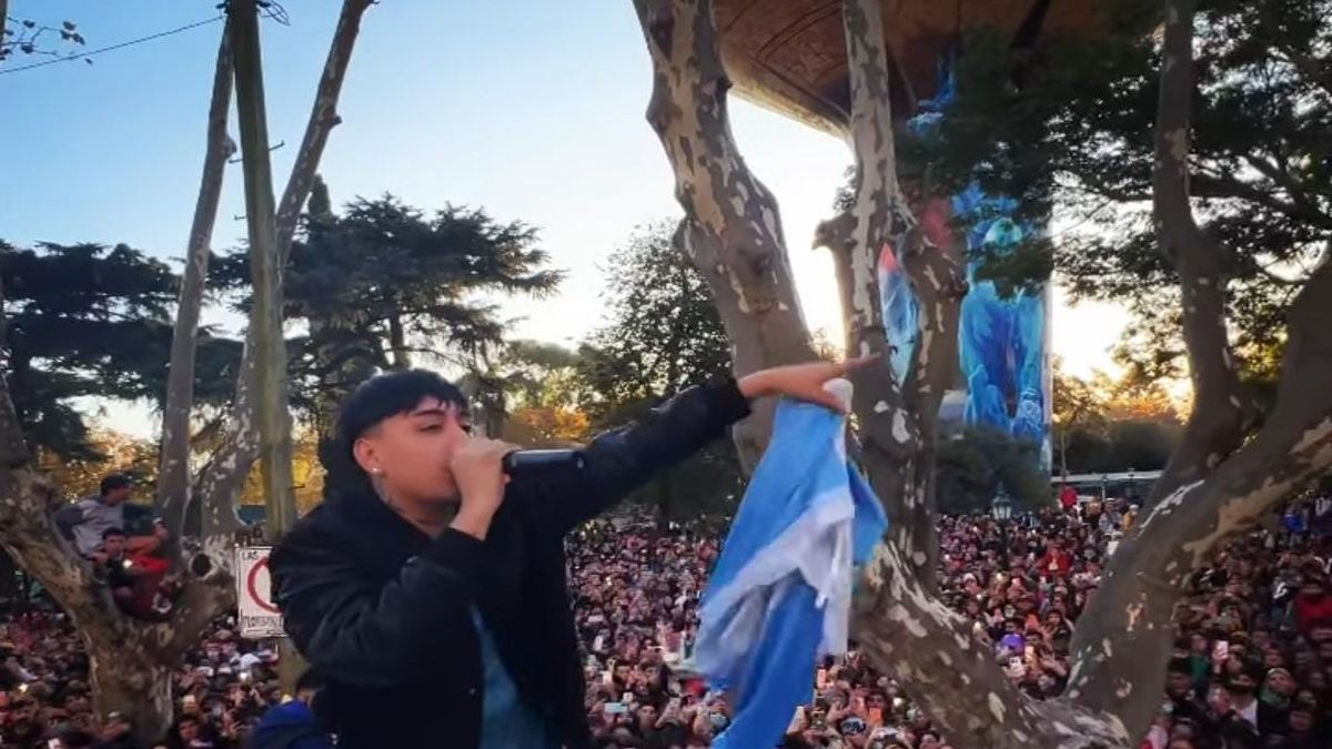 Tiago PZK cantó en vivo para miles de fanáticos en Monte Grande
