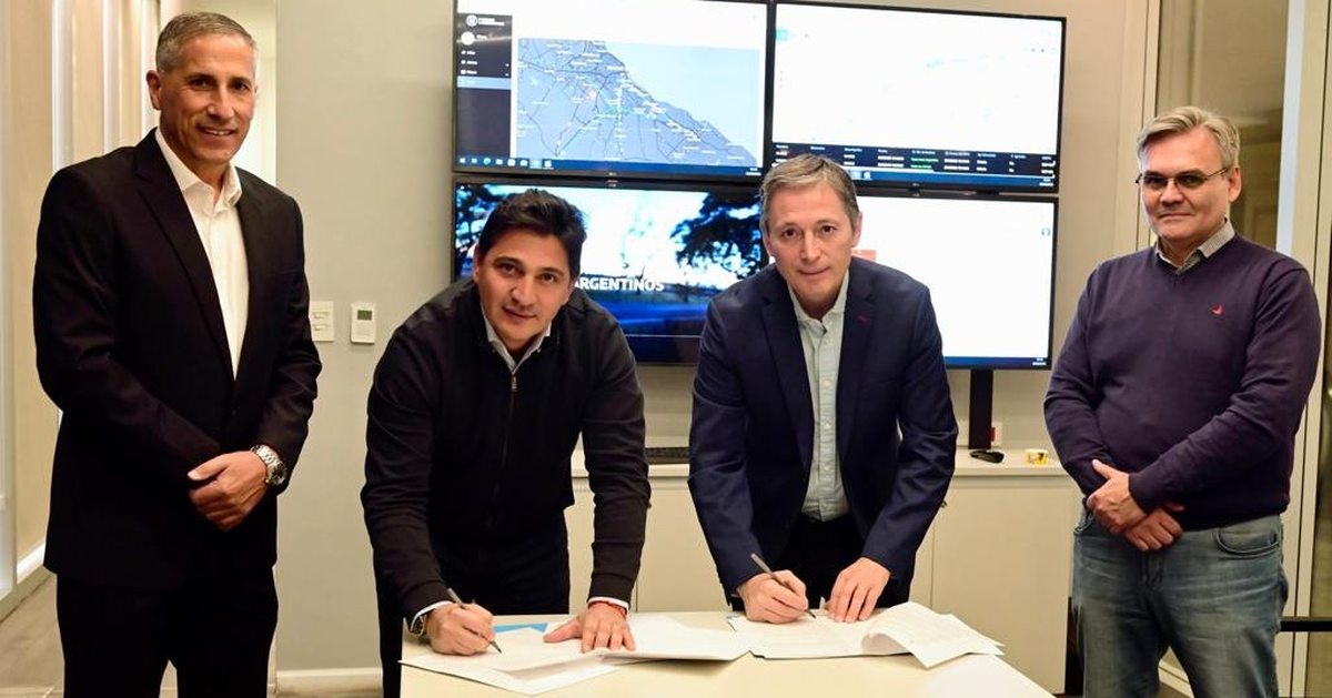 El intendente firmando el convenio con Trenes Argentinos.&nbsp;