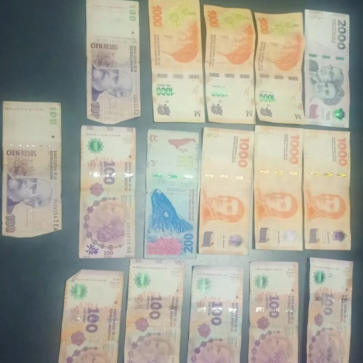 La Policía de la Ciudad detuvo a los dos sospechosos y secuestró el dinero robado y el cuchillo utilizado en el asalto al taxista de Lomas.