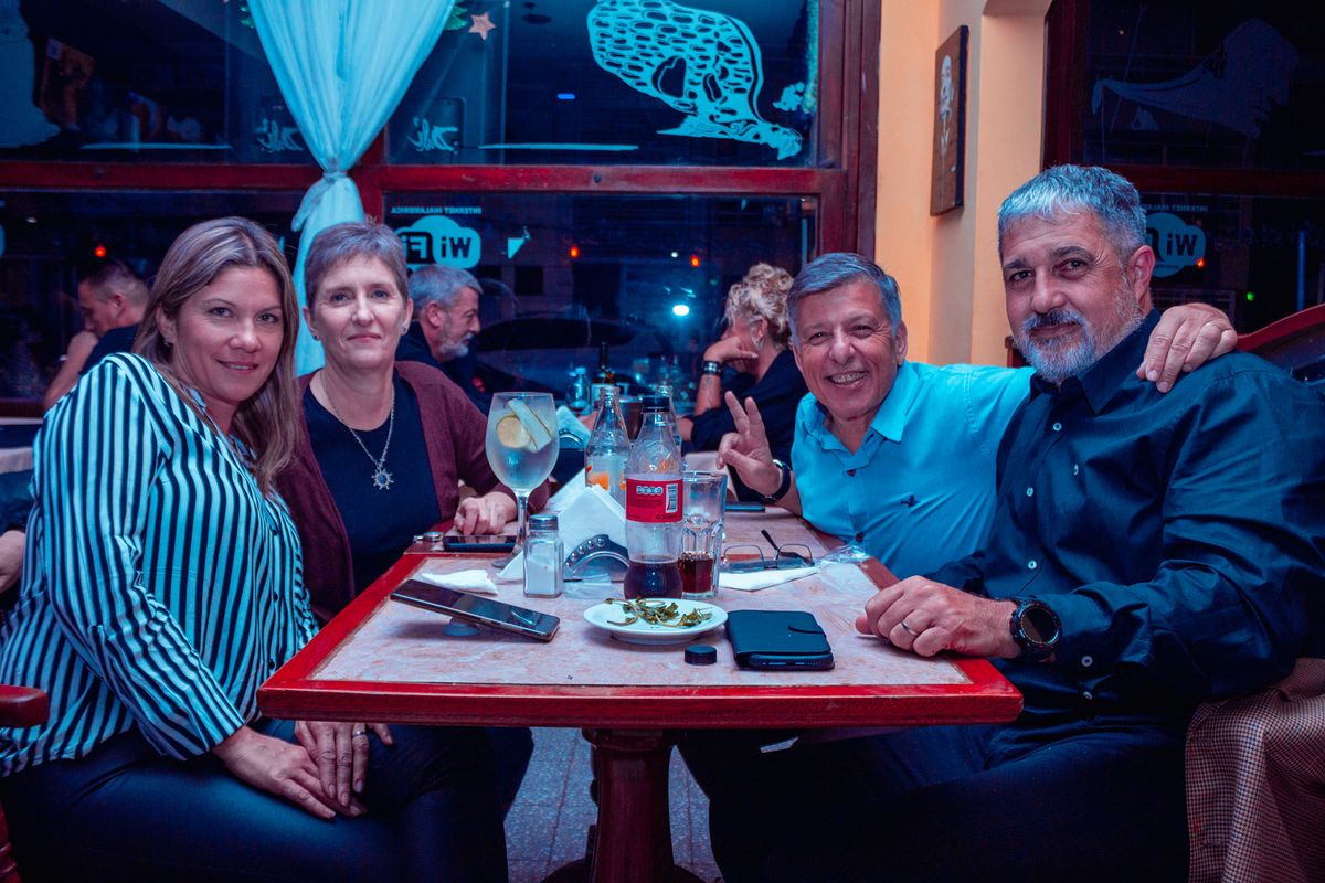 Clientes de Café Dalí en la reapertura del lugar.