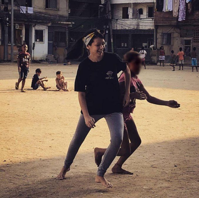 Noelia Arriola. La vecina de Canning tiene una importante vocación de servicio a través de la religión. Acá juega un partido de fútbol junto a la comunidad Tijuquinha.