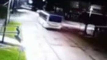 Almirante Brown: colectivo chocó a dos vehículos estacionados y huyó