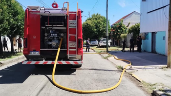 Importante incendio en un taller de Lomas: trabajaron tres dotaciones de Bomberos