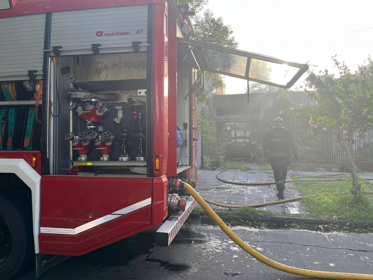 Bomberos de Lomas de Zamora impidieron que el fuego se propague por el resto de la vivienda.