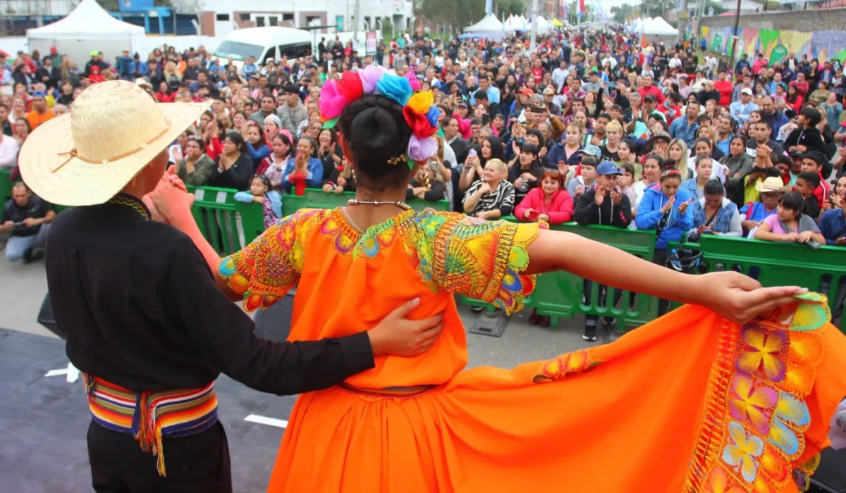 Las danzas paraguayas se pueden aprender en el Centro de Residentes Paraguayos de Esteban Echeverría. 