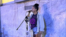 hannah, la joven de temperley que dejo su trabajo para dedicarse a la musica y canta en la peatonal