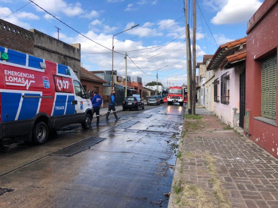Una ambulancia de Emergencias Lomas llegó para asistir al dueño de la casa.