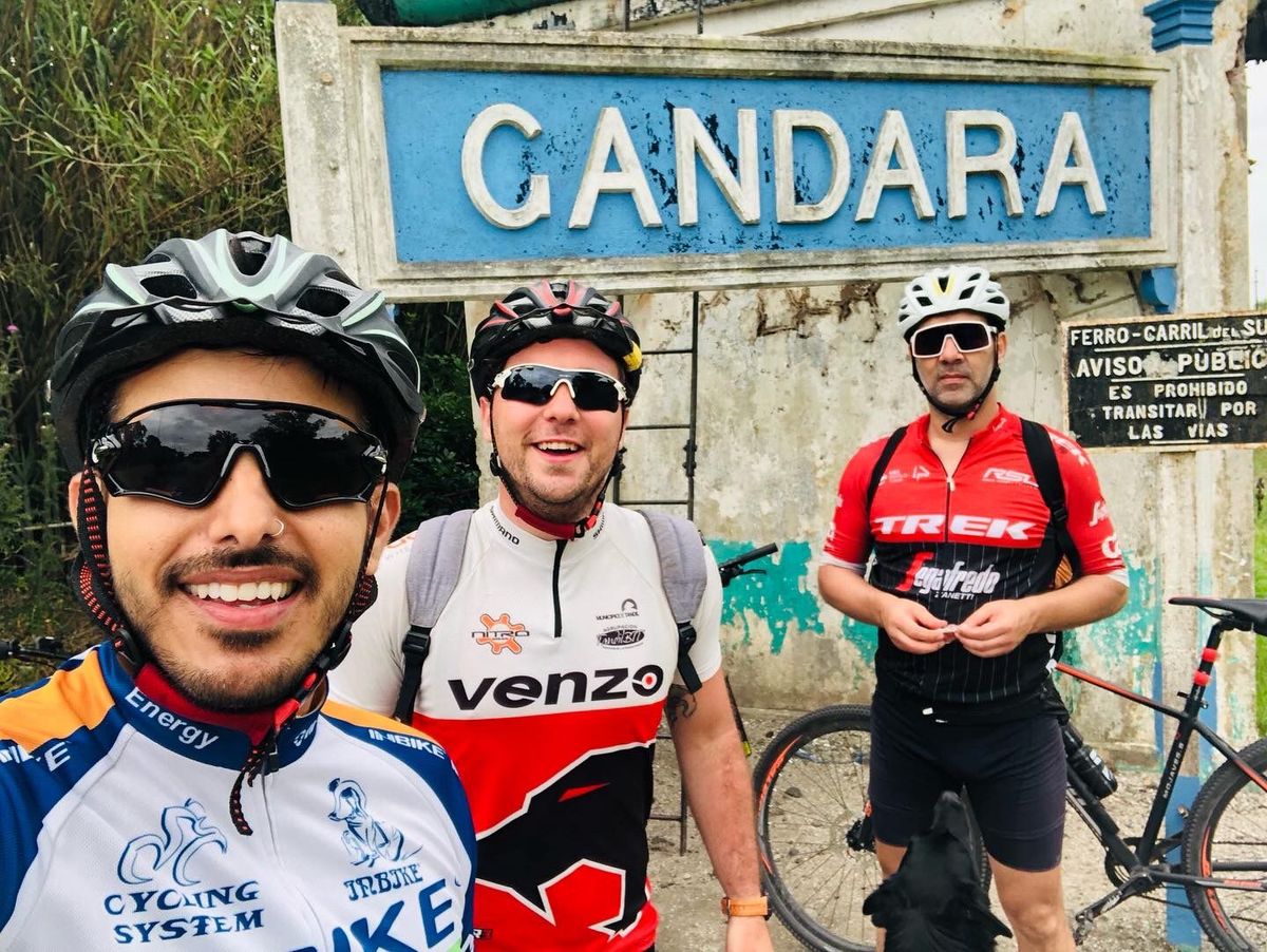 De Lomas de Zamora a Mar del Plata: los tres amigos, durante una parada en Gándara.