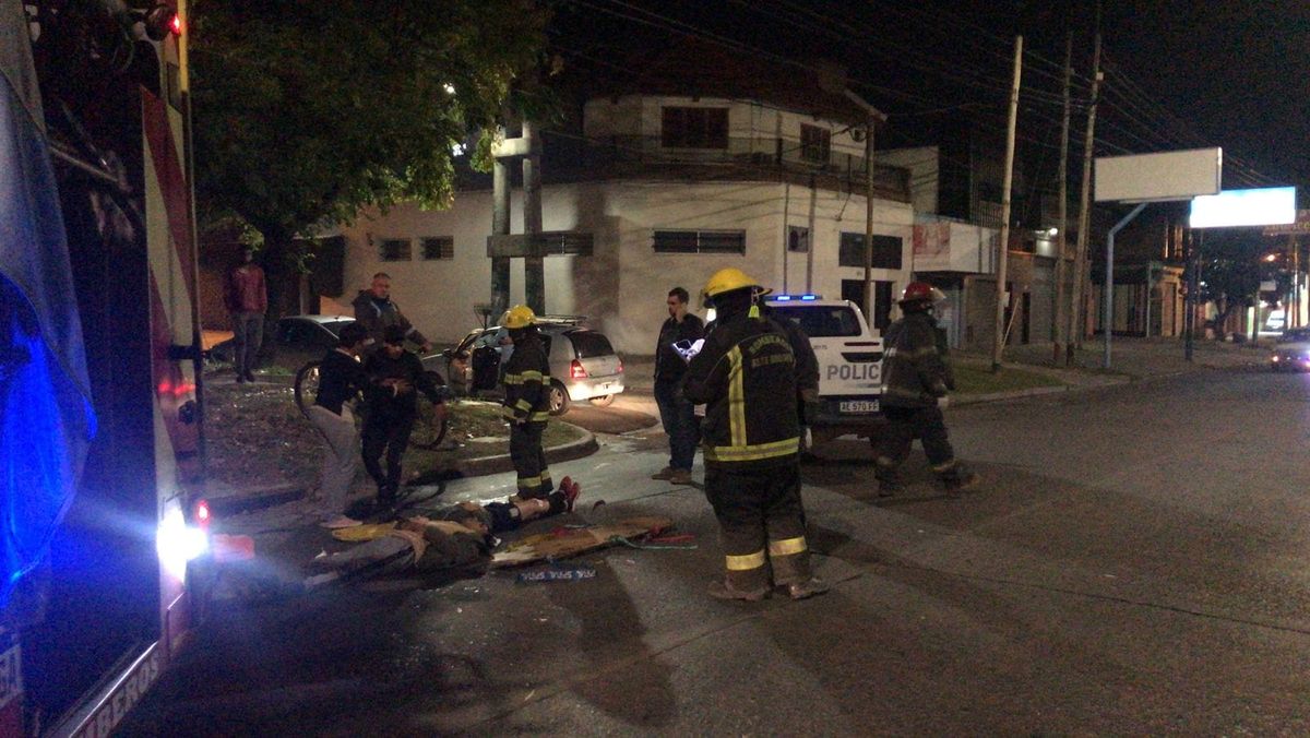 Fuerte choque entre un auto y una moto en Almirante Brown: dos heridos