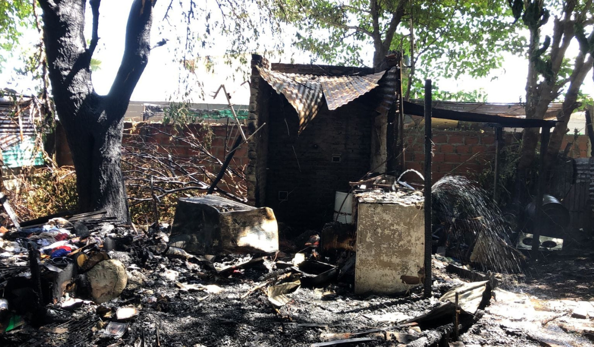 Terrible incendio de una casa en Almirante Brown: una mujer debió ser asistida