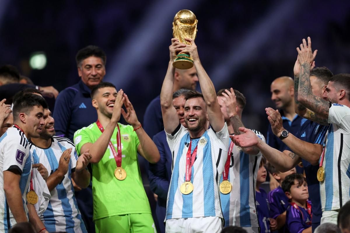 Nicolás Tagliafico levantando la Copa del Mundo este domingo.