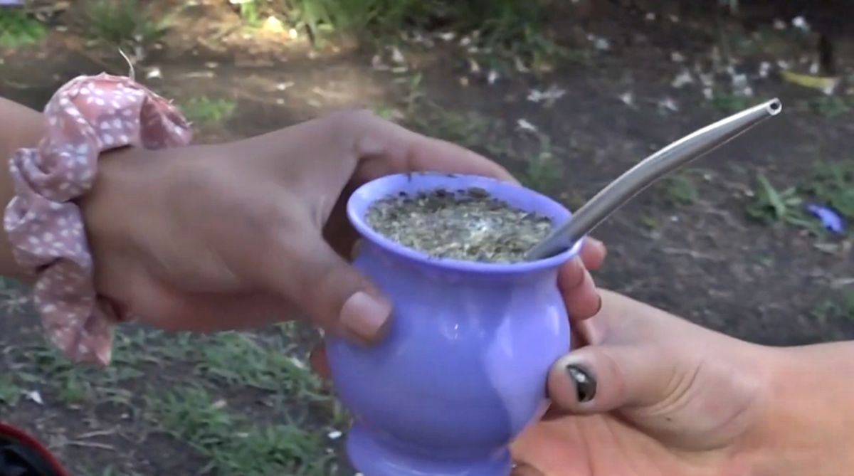 La mayor&iacute;a de los vecinos comparte el mate pero s&oacute;lo con gente cercana.