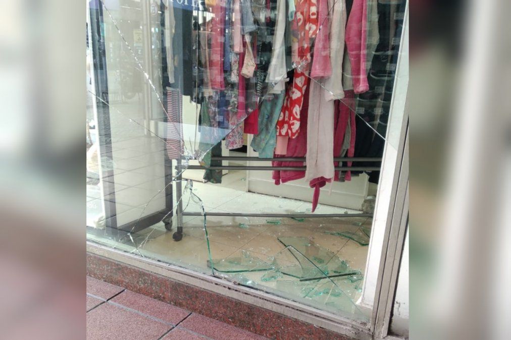 Así quedó la vidriera del comercio robado en Lanús. 