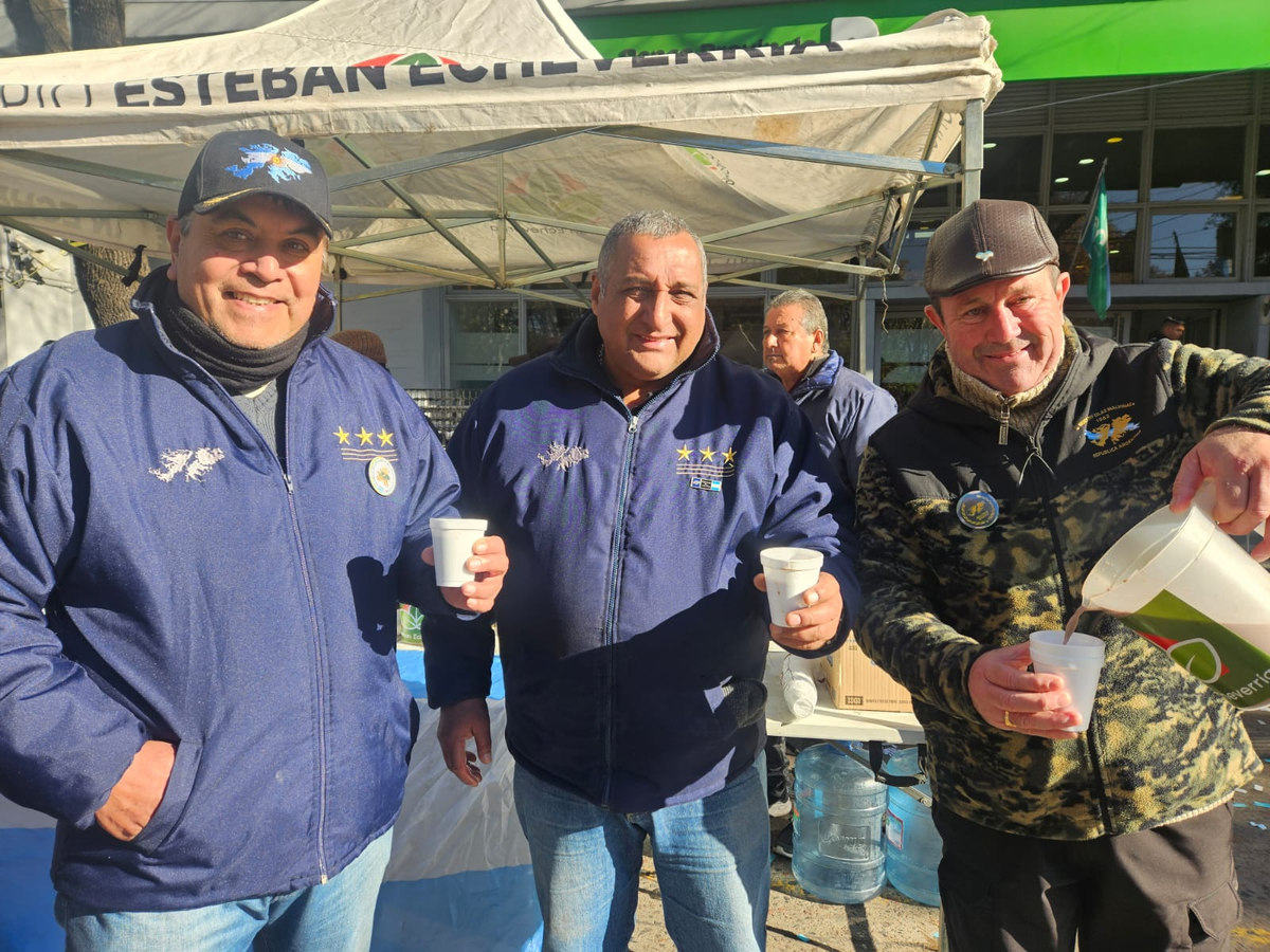 Los veteranos de guerra repartieron su tradicional chocolatada durante el acto.