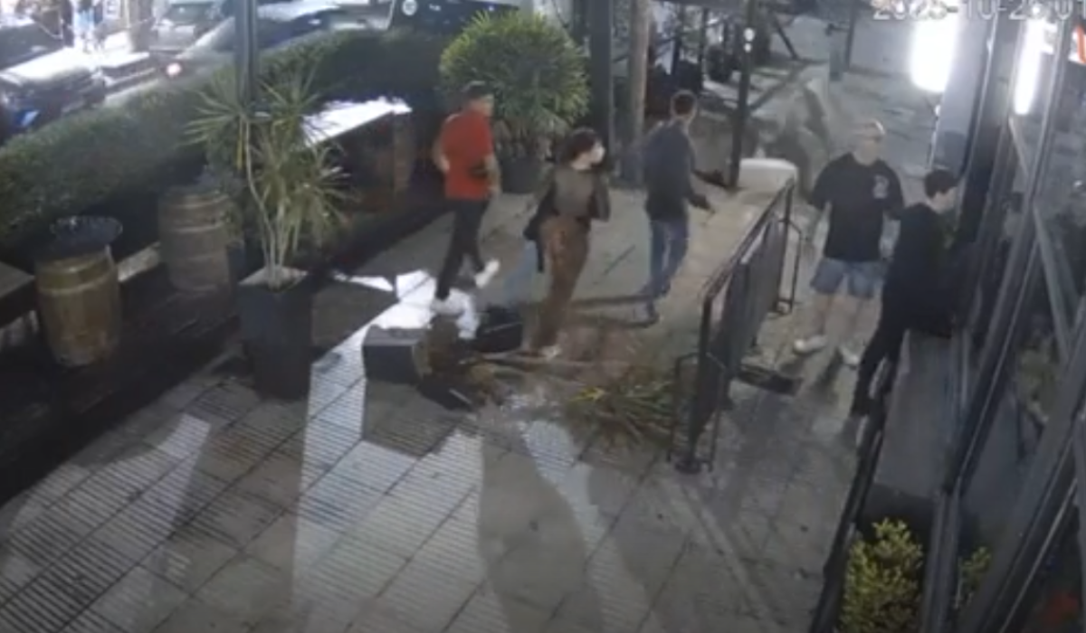 Lanús: violenta pelea en un boliche durante un festejo terminó con heridos y destrozos Lanús: violenta pelea en un boliche durante un festejo terminó con heridos y destrozos