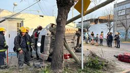 volco un auto en luis guillon e impacto contra el frente de una casa