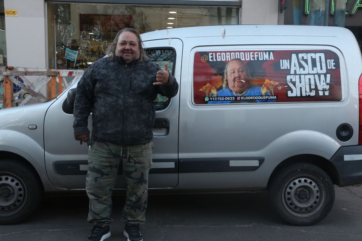 La Kangoo en la que se mueve Rodrigo Pereyra, con la cual reparte latas de pintura.