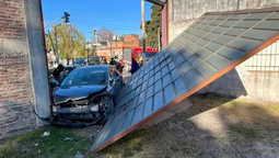 choque en burzaco: un auto embistio contra un porton