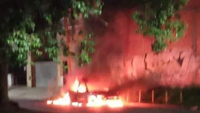 Incendio y explosión de un auto en el barrio San José de Temperley.