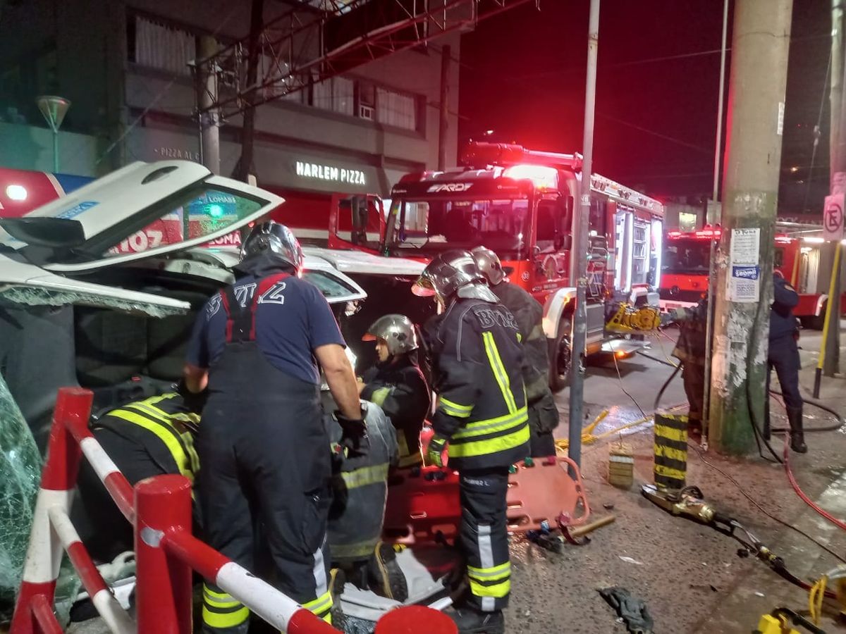 Bomberos Voluntarios de Lomas de Zamora trabajan en el lugar del accidente.