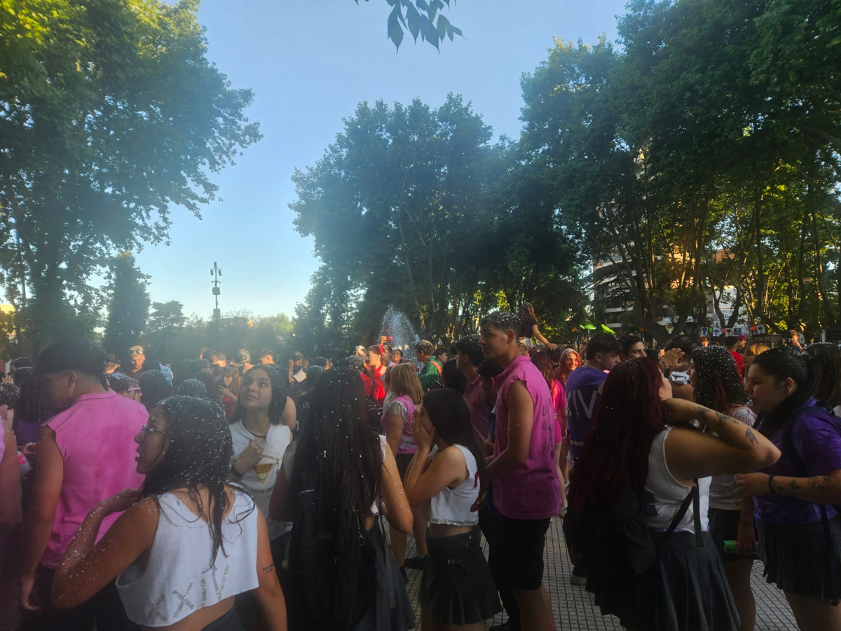 Los egresados festejan en la plaza Mitre de Monte Grande.