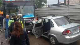 accidente en temperley: dos personas atrapadas en un choque entre un auto y un colectivo