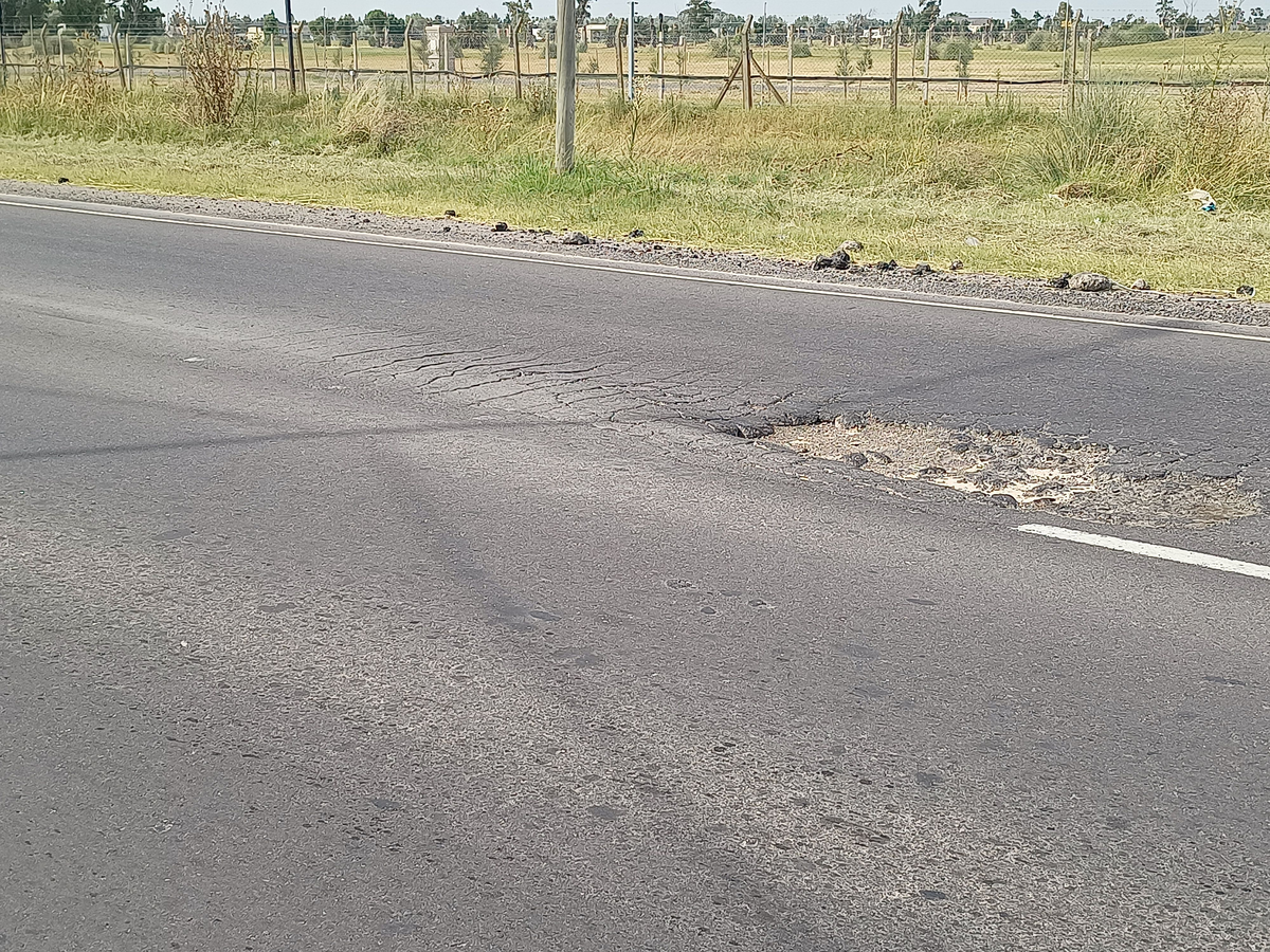Los cráteres que se formaron sobre la avenida Rivadavia luego de que la repavimentaran dos años atrás.